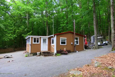995 Well Dr, Tafton, PA 18464