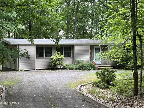 802 Canoebrook Ct, Lords Valley, PA 18428