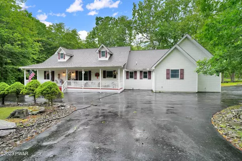 100 Horseshoe Ln, Hawley, PA 18428