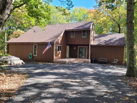 804 Overlook Ct, Lords Valley, PA 18428