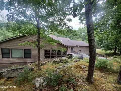 205 Fetlock Dr, Lords Valley, PA 18428