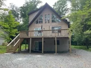300 Parkwood Dr, Hamlin, PA 18427