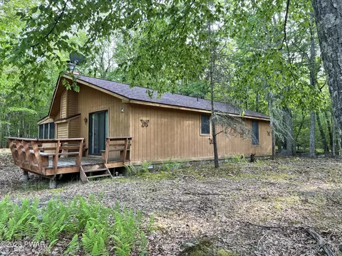 111 Ledge View Dr, Hawley, PA 18428