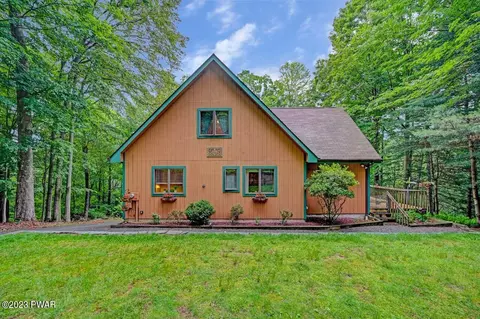 102 Briarwood Dr, Greentown, PA 18426