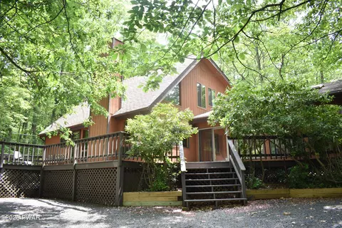 123 Portage Ln, Lords Valley, PA 18428