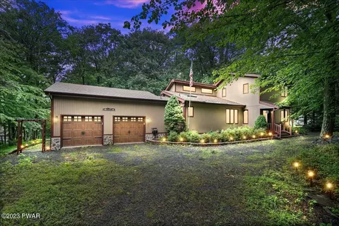 108 Horseshoe Ln, Lords Valley, PA 18428