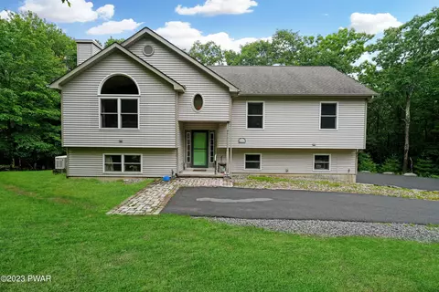 105 Locust Dr, Milford, PA 18337