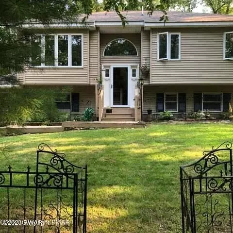101 Barberry Ln, Milford, PA 18337