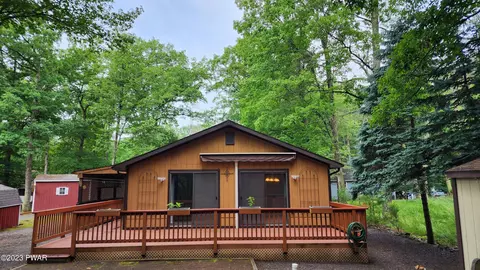 7 Oak Dr, Lakeville, PA 18438