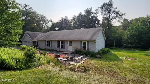 123 Carol Lee Rd, Greentown, PA 18426