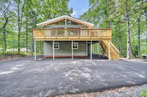 120 Stirrup Ln, Lords Valley, PA 18428