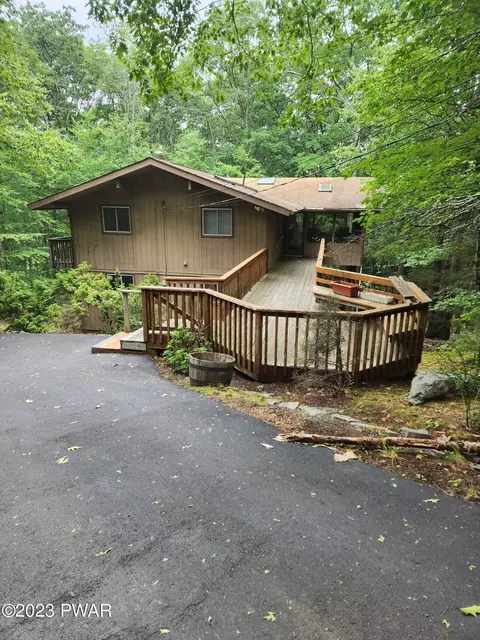 126 Long Ridge Dr, Lords Valley, PA 18428