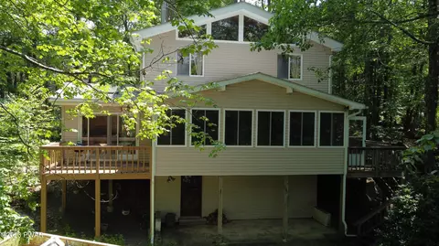 141 Hickory Dr, Lords Valley, PA 18428