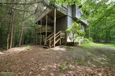 25 Hemlock Ln, Lake Ariel, PA 18436