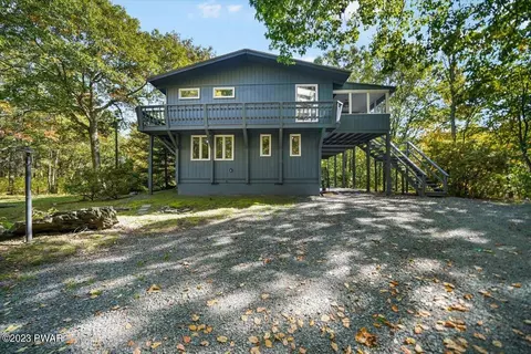 802 Osprey Ct, Lords Valley, PA 18428