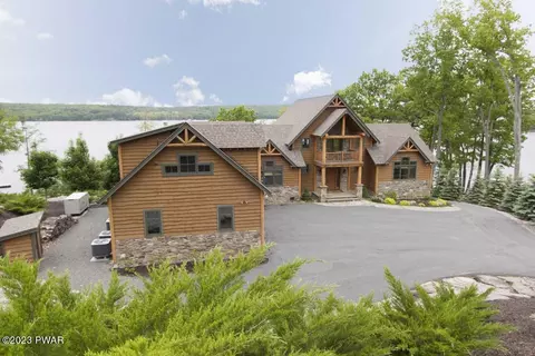105 Rebecca Ct, Paupack, PA 18451