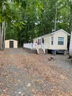 132 Commanche Dr, Shohola, PA 18458