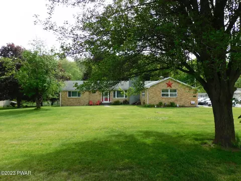 1034 Delaware Dr, Matamoras, PA 18336