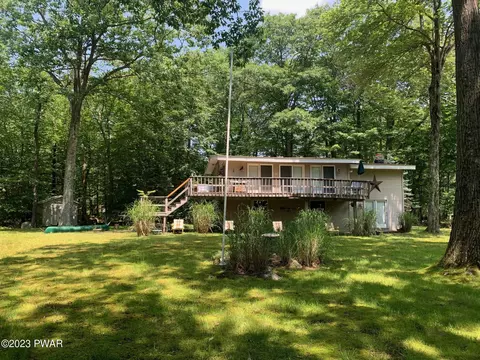 128 Cherry Point Cir, Canadensis, PA 18325