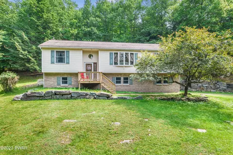 25 Woodland Dr, Beach Lake, PA 18405