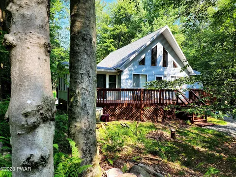 1051 Tanglewood Dr, Gouldsboro, PA 18424