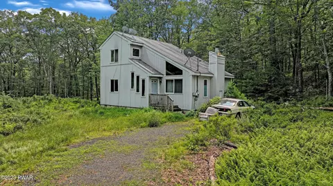 118 Caribou Rd, Dingmans Ferry, PA 18328