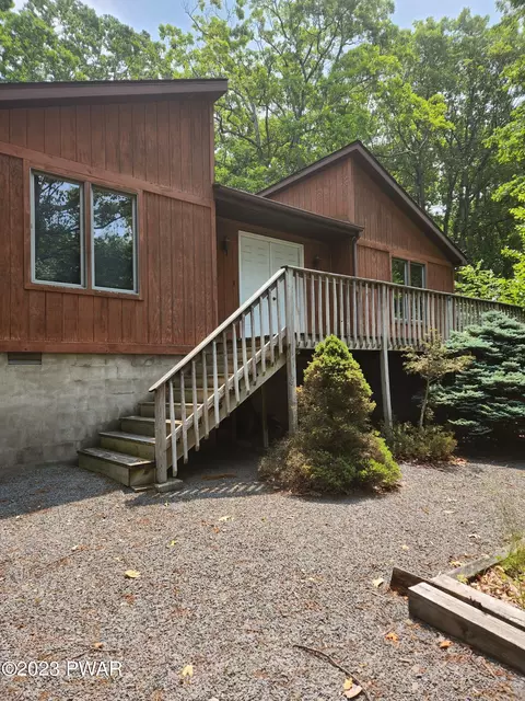 800 N Gaskin Ct, Lords Valley, PA 18428