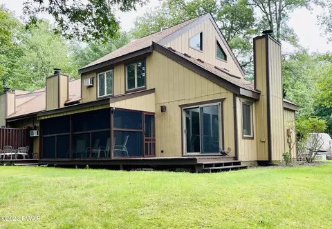 17 Tennis Club Pl, Lakeville, PA 18438