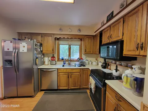 107 Iroquois Rd, Shohola, PA 18458