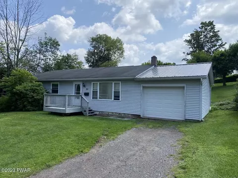 33 Crestmont Dr, Honesdale, PA 18431