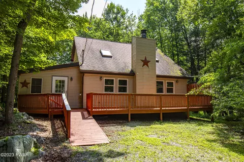 709 Lakeview Dr E Dr, Lake Ariel, PA 18436