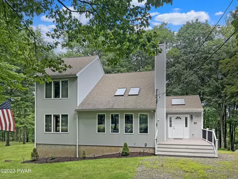102 Eagle Crest Rd, Greentown, PA 18426