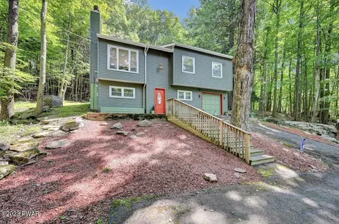 1631 Ridgeview Dr, Lake Ariel, PA 18436