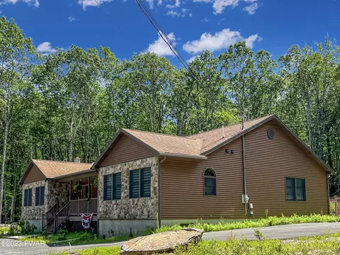 1196 Dewberry Dr, Hawley, PA 18428