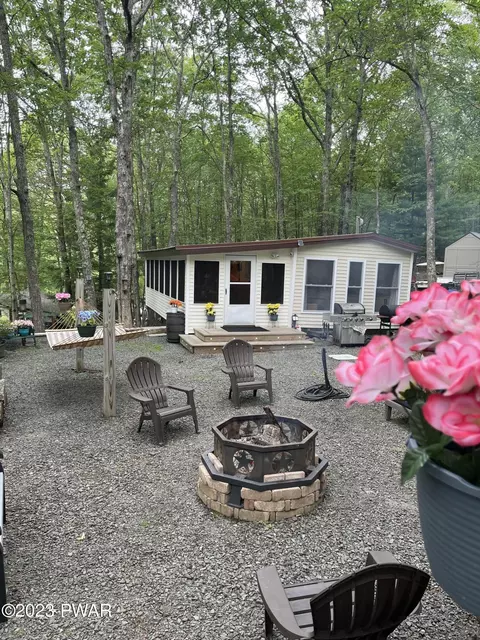 405 Shohola Ln, Shohola, PA 18458