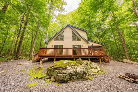 77 Splitrail Ln, Lake Ariel, PA 18436