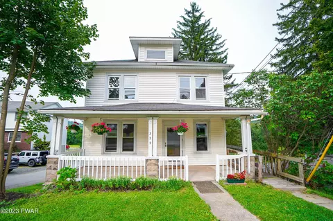 322 N Main St, Moscow, PA 18444