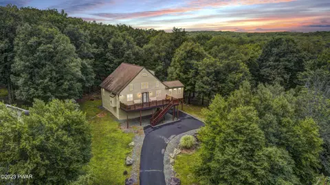 147 Powderhorn Dr, Lackawaxen, PA 18435