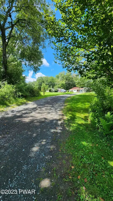 134 Plank Rd, Beach Lake, PA 18405