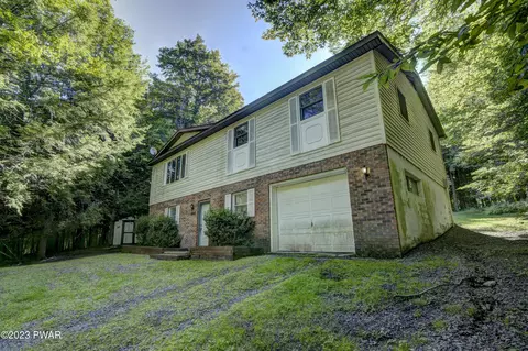 136 Fawnwood Cir, Greentown, PA 18426