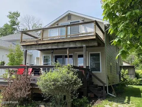 14 W Shore Rd, Waymart, PA 18472