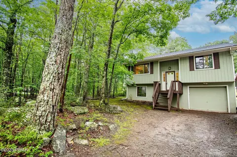 103 Concours Ln, Hawley, PA 18428