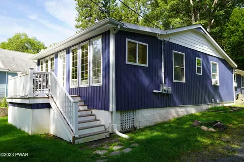 711 Lakeshore Dr, Lakeville, PA 18438
