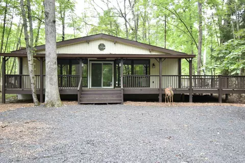 689 W Chipmunk Rd, Bushkill, PA 18324