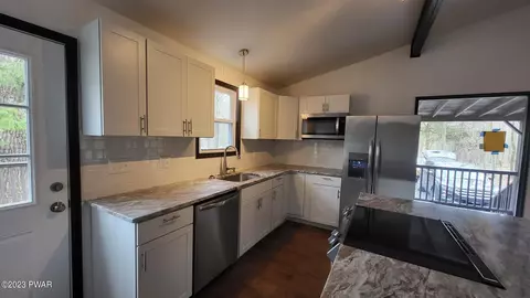 689 W Chipmunk Rd, Bushkill, PA 18324 photo 8