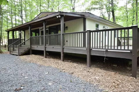 689 W Chipmunk Rd, Bushkill, PA 18324 photo 4