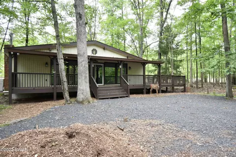 689 W Chipmunk Rd, Bushkill, PA 18324 photo 2