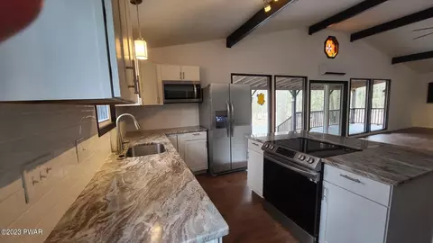 689 W Chipmunk Rd, Bushkill, PA 18324 photo 9