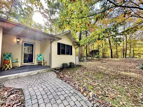 109 Bayberry Dr, Lords Valley, PA 18428