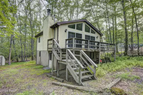 110 Robin Way, Lackawaxen, PA 18435